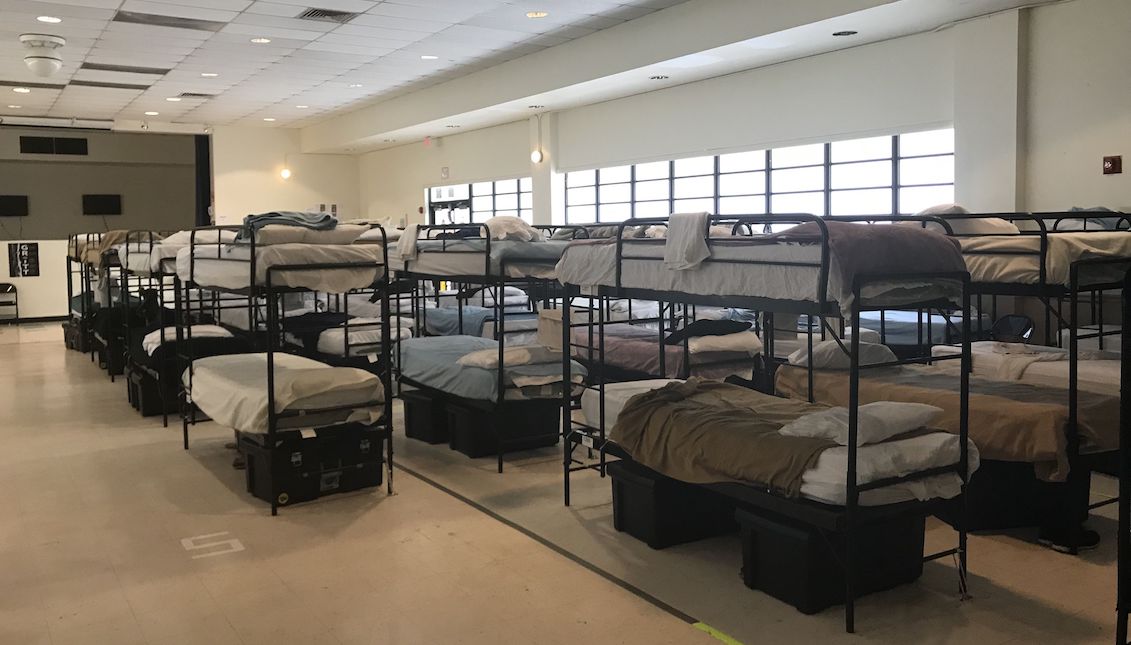  Fotografía fechada el 20 de junio de 2018, cedida por el Departamento de Salud y Servicios Sociales (HHS), que muestra el dormitorio colectivo del Refugio Temporal de Homestead para niños inmigrantes no acompañados, en Florida. EFE/HHS