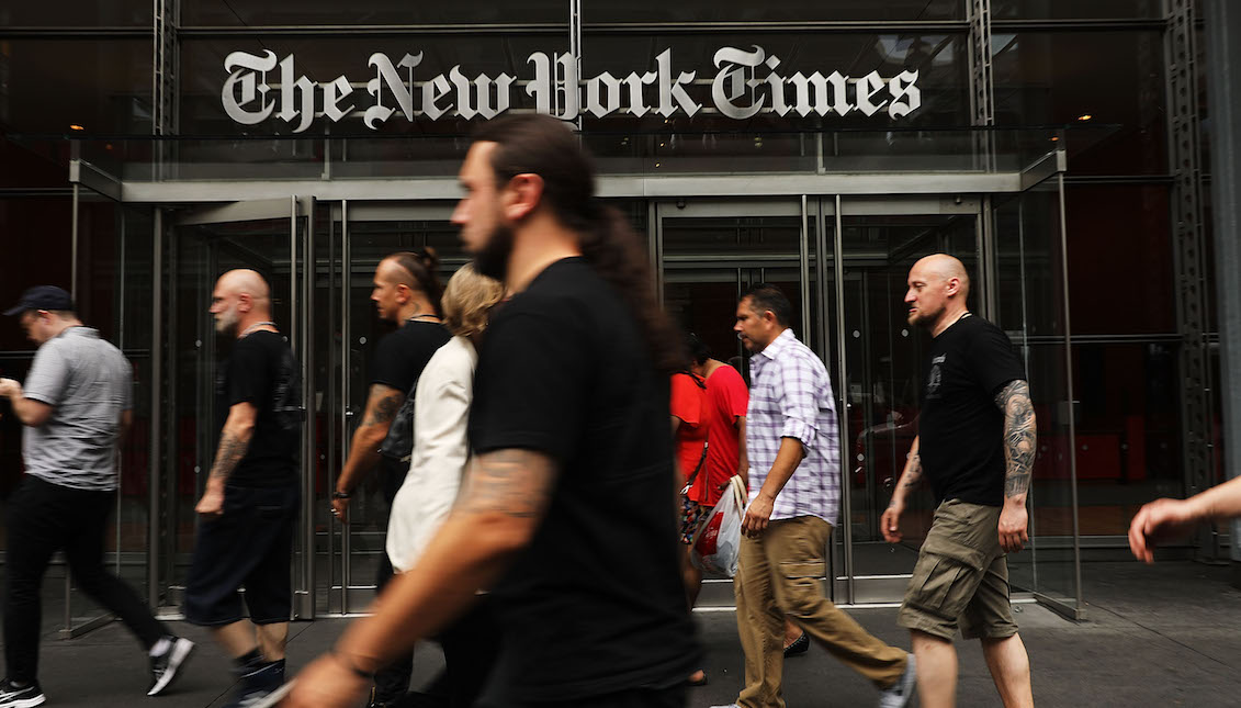 NUEVA YORK, NY - 27 DE JULIO: La gente camina más allá del edificio del New York Times el 27 de julio de 2017, en la ciudad de Nueva York. (Foto de Spencer Platt / Getty Images)