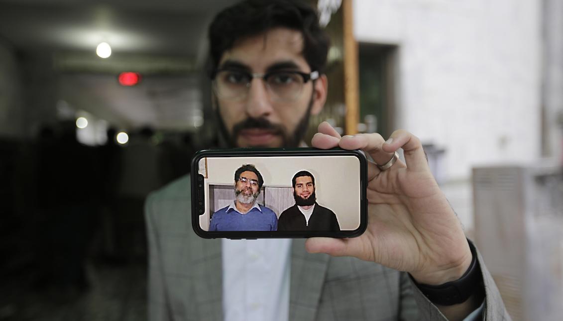 A man shows a photograph of Naeem Rashid (L) and his son Talha Naeem (R), two of the nine Pakistanis killed in the Christchurch massacre, this Monday in Lahore (Pakistan). Last Friday the Australian Brenton Tarrant opened fire on dozens of people in two mosques in the New Zealand city, killing 50 of them. EFE/Rahat Dar