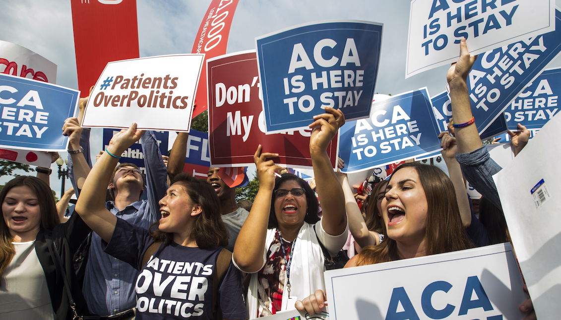 Supporters of the Affordable Care Act gather after the Supreme Court ruled that Obamacare tax credits can go to residents of any state on June 25, 2015 (posted again on December 15, 2018 ). According to media reports, a Texas judge declared the Affordable Care Act, also known as Obamacare, unconstitutional. EFE/EPA/JIM LO SCALZO