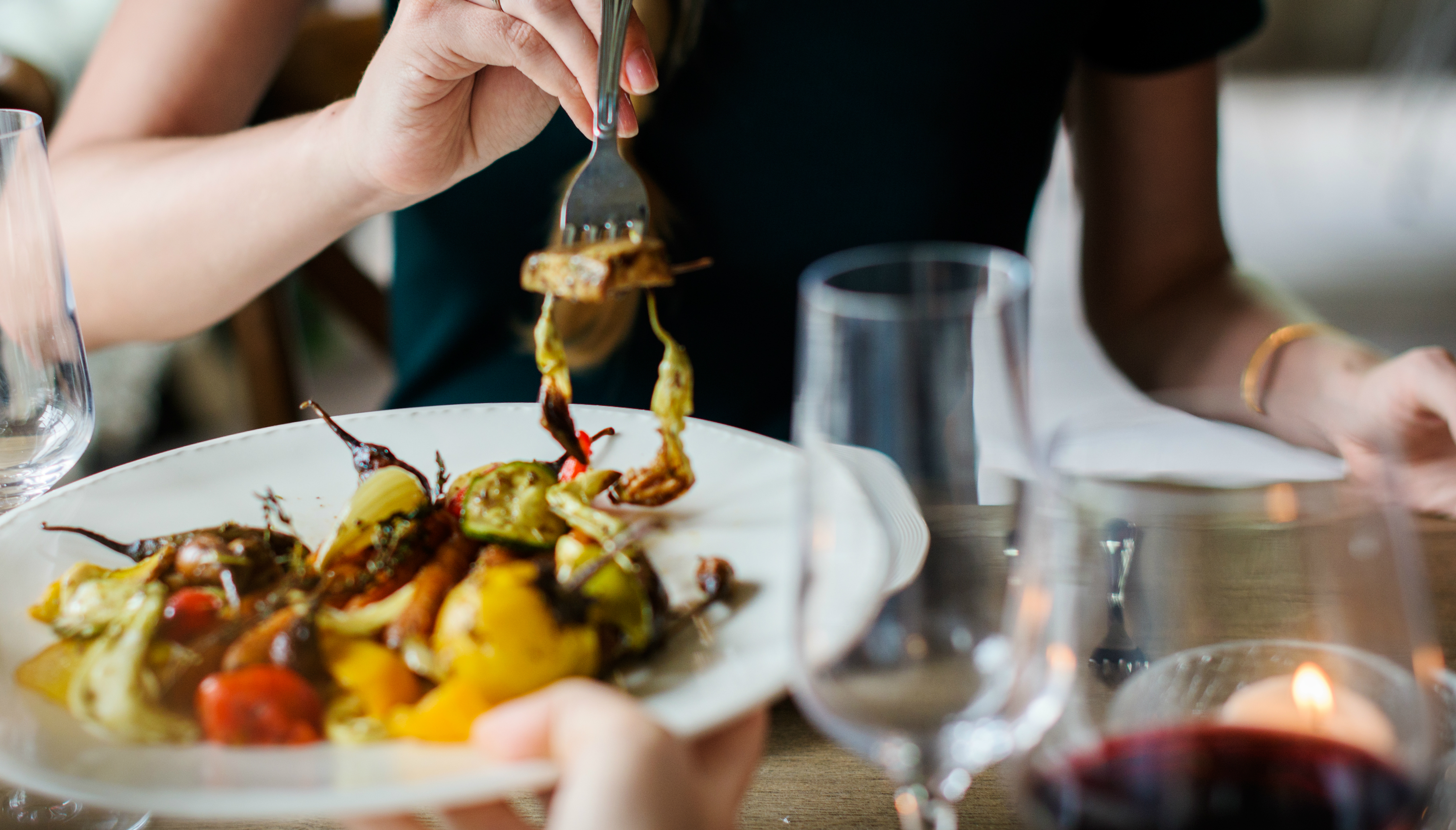 La ingesta rápida de comida puede alterar tu salud. Foto: rawpixel
