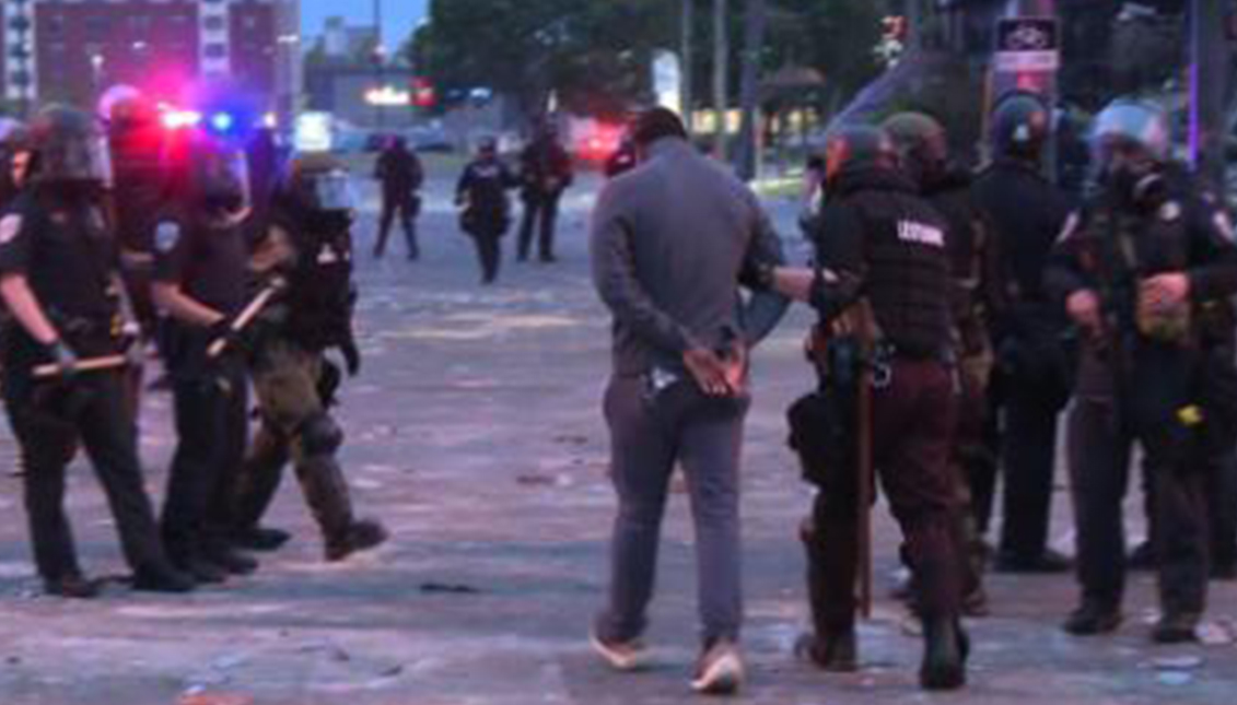 Detención del periodista de CNN Omar Jiménez en directo y por la Policía de Minneapolis. Photo: CNN