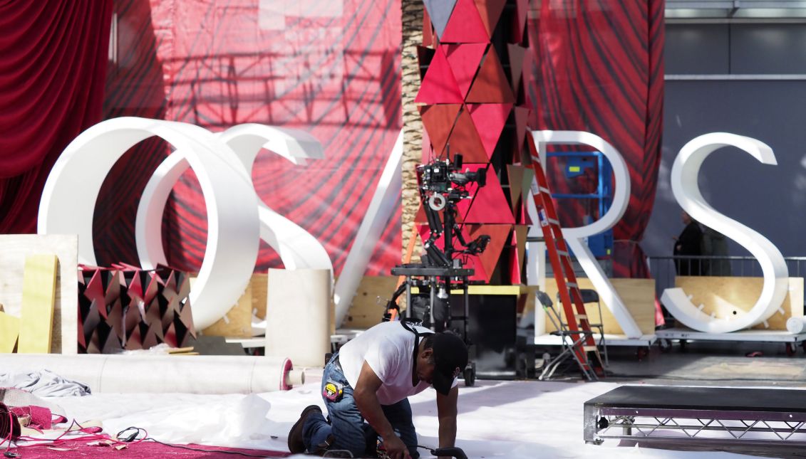 Un trabajador ultima los preparativos de la ceremonia de los Oscars. EFE/EPA/JOHN G. MABANGLO