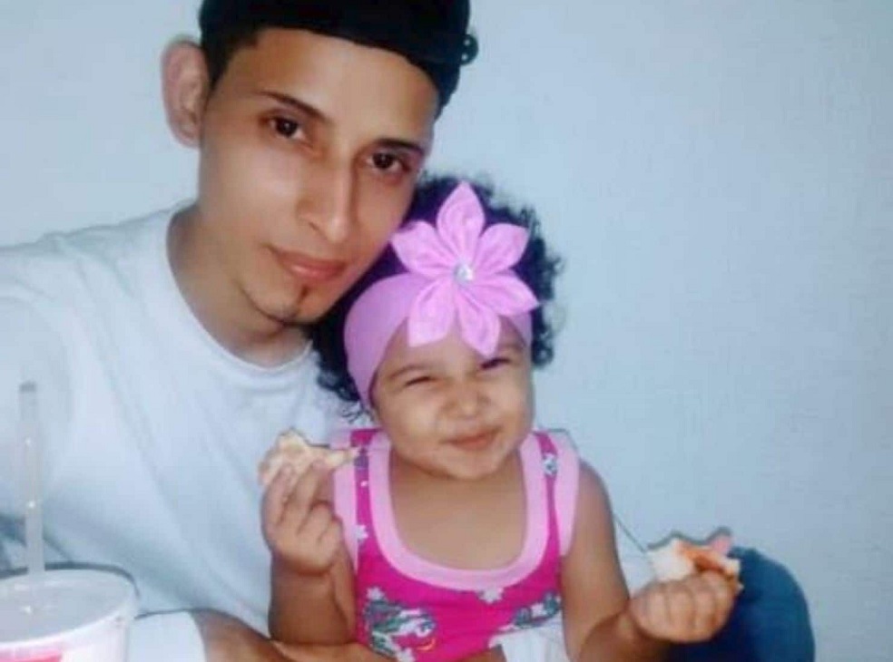 25-year-old Óscar Martínez and his daughter Valeria. Photo: El Espectador