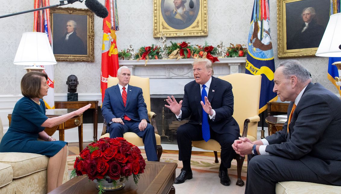 U.S. President Donald Trump warned today that the Army will "build" the controversial wall with Mexico if the Democrats do not support the delivery of budgetary funds to ensure "border security." EFE/Michael Reynolds