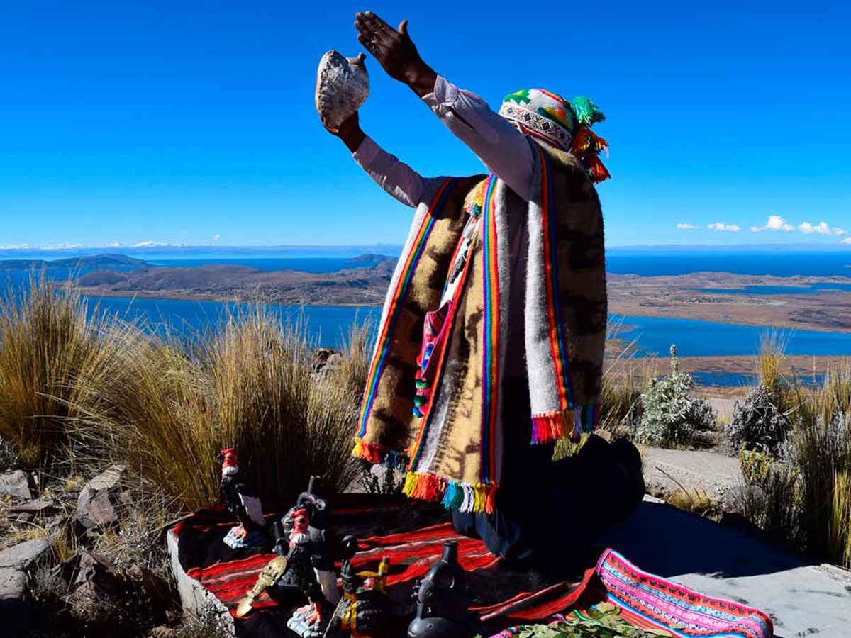 Offering ceremony for the Month of the Pachamama. Archive image.