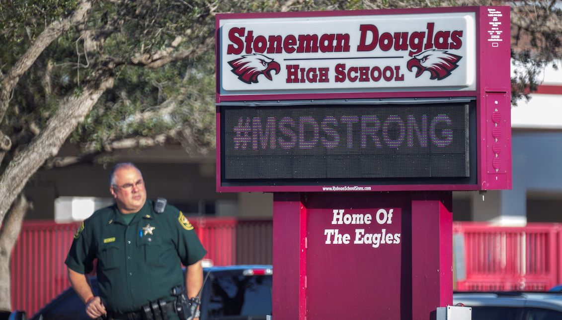 A policeman stands guard at the entrance of the Marjory Stoneman Douglas Institute, this Thursday in Parkland, Florida. The governor of Florida, Ron DeSantis, praised the "tremendous courage" and "resilience" shown by the community of Parkland after the shooting that exactly one year ago left 17 dead in a school in that city in the southeast of the state. EFE/Cristobal Herrera