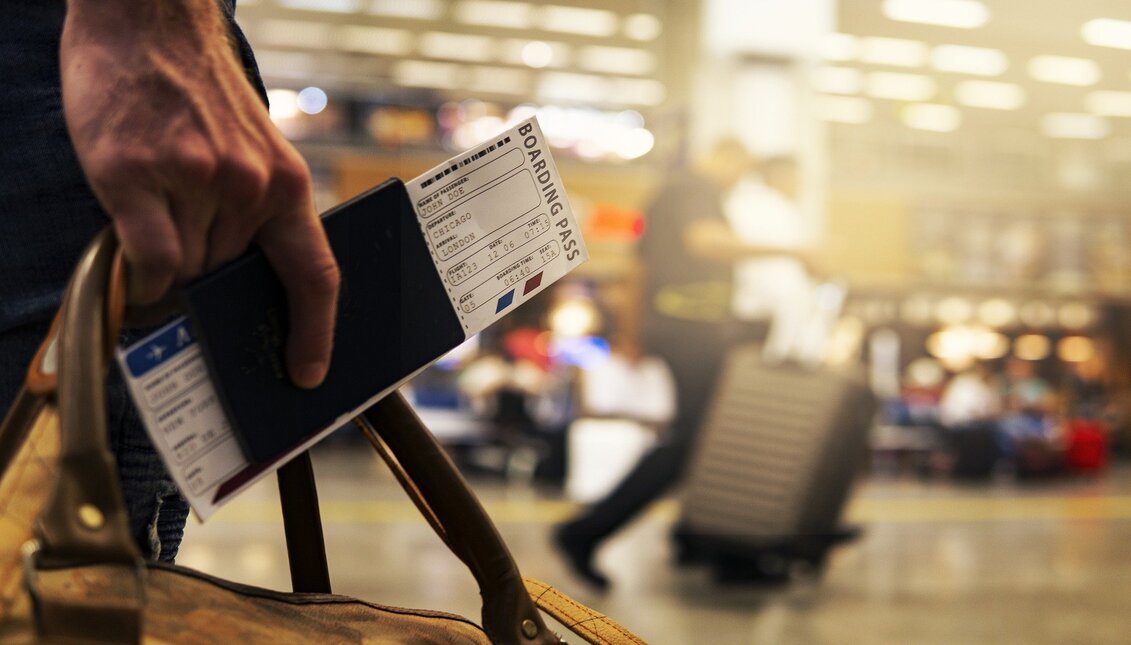 Pasajero con boleto de avión caminando por aeropuerto