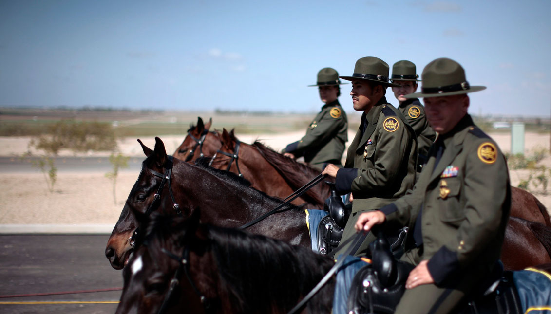 U.S. Customs and Border Protection (CBP) agents. EFE