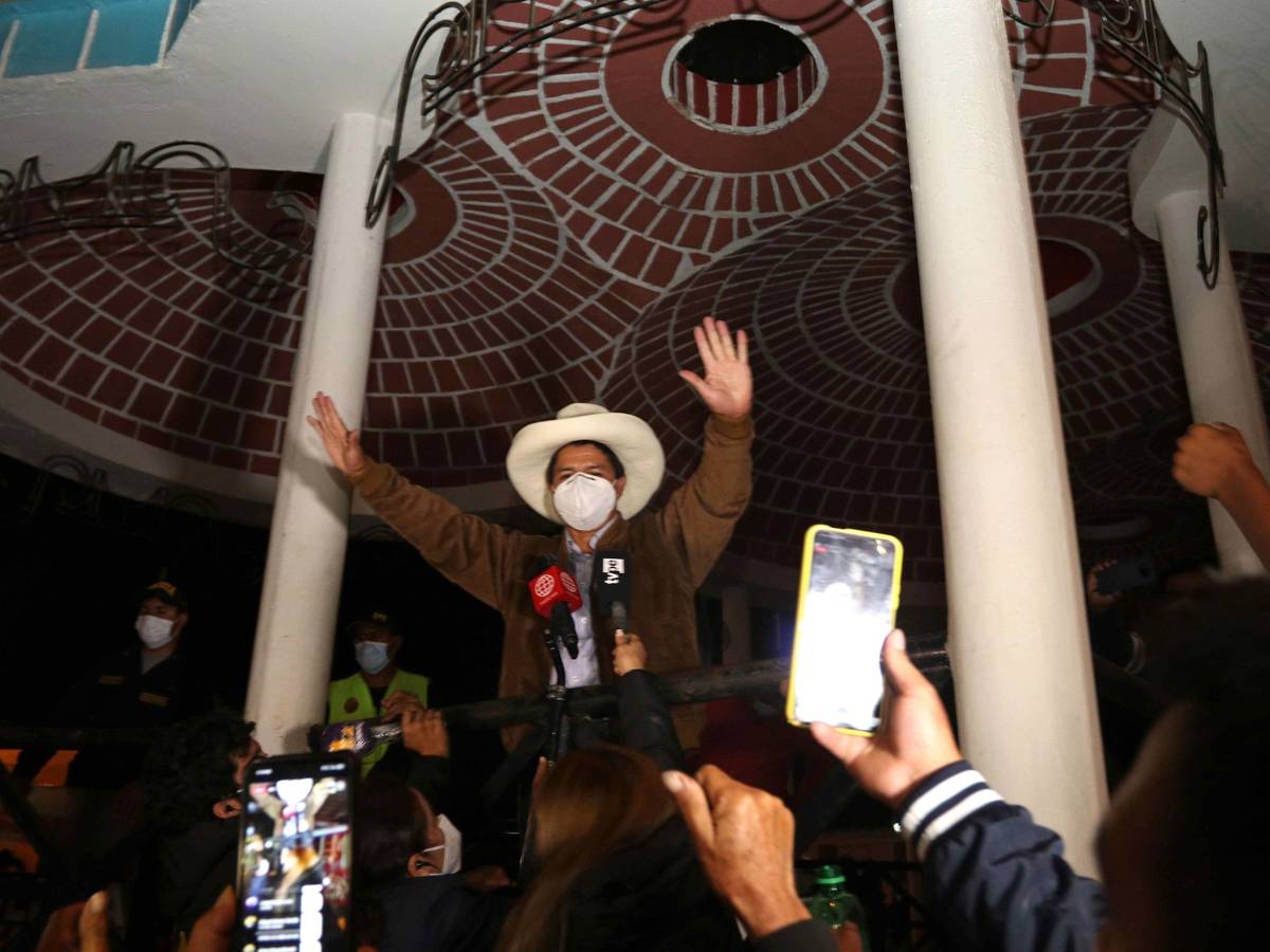 Presidential candidate Pedro Castillo addresses supporters. Photo EFE.