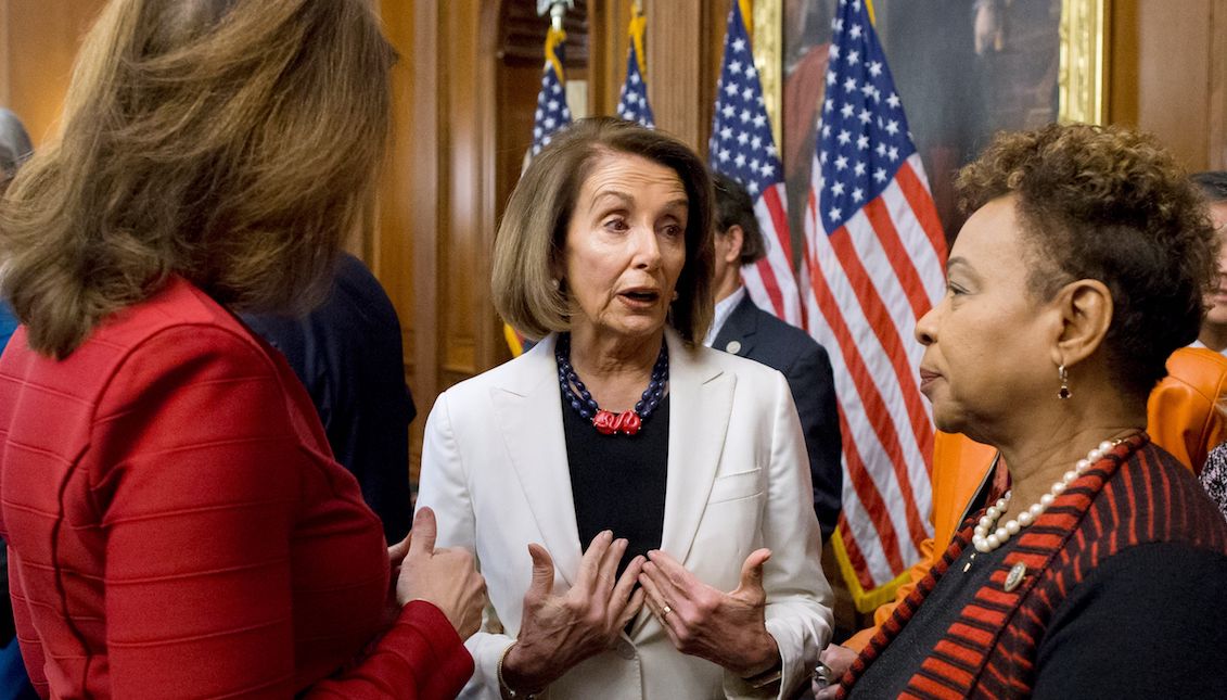 The leader of the Democratic caucus in the House, Nancy Pelosi (c), participates in a meeting in the Capitol, Washington DC (United States) on November 30, 2018. The first legislative proposal of the new Democratic majority in the House will be an anti-corruption law aimed at eradicating the influence of money in politics and expanding voting rights in the country, Pelosi announced. EFE/Michael Reynolds