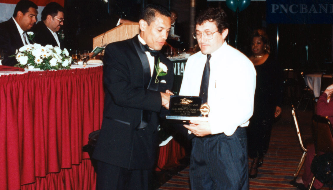 Hernán Guaracao, CEO and Founder of AL DÍA News, receiving an award in the initial years of AL DÍA. Photo: AL DÍA News Archives