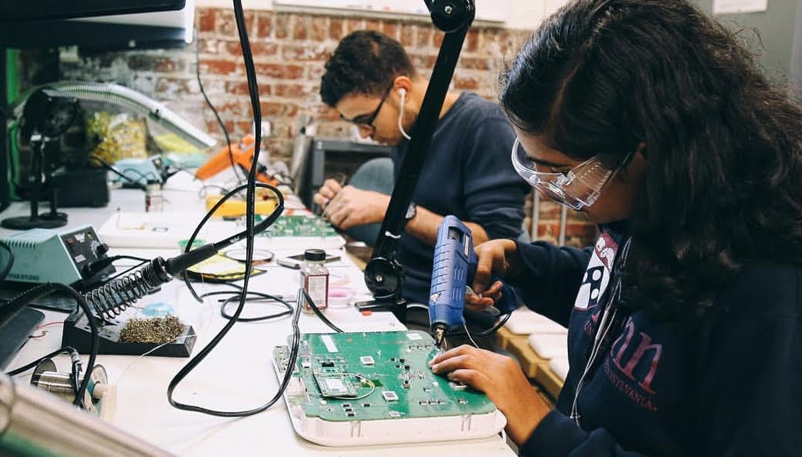 Estudiantes trabajando en un salón de clase de NextFab en el sur de Filadelfia, en la Avenida Washington. Foto cortesía de NextFab. 