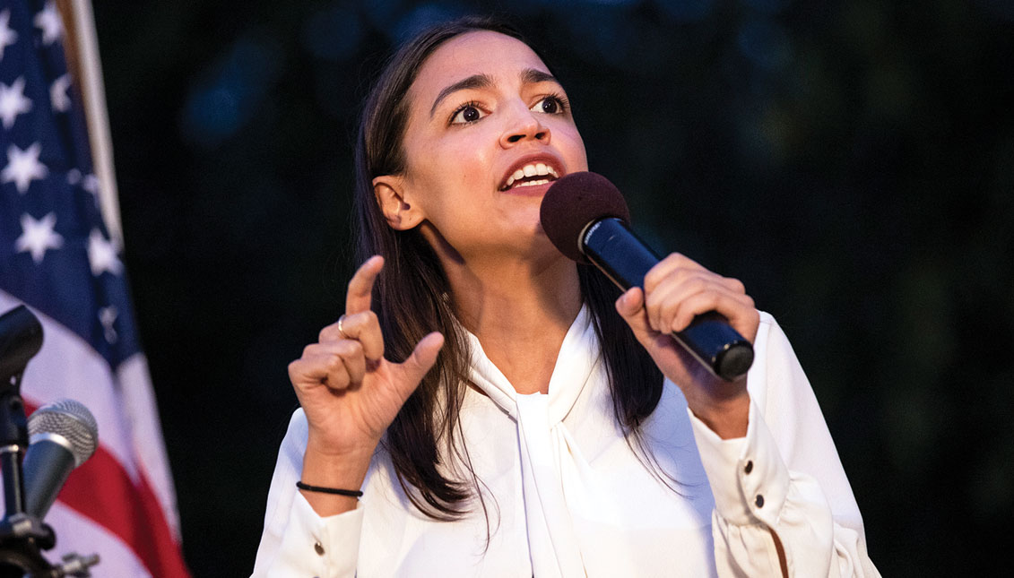 La representante Alexandria Ocasio-Cortez (D-NY) habla durante una vigilia por las víctimas de los recientes tiroteos masivos en El Paso, Texas y Dayton, Ohio, en Grand Army Plaza el 5 de agosto de 2019 en el vecindario de Brooklyn, en la ciudad de Nueva York.. (Foto de Drew Angererer/Getty Images)