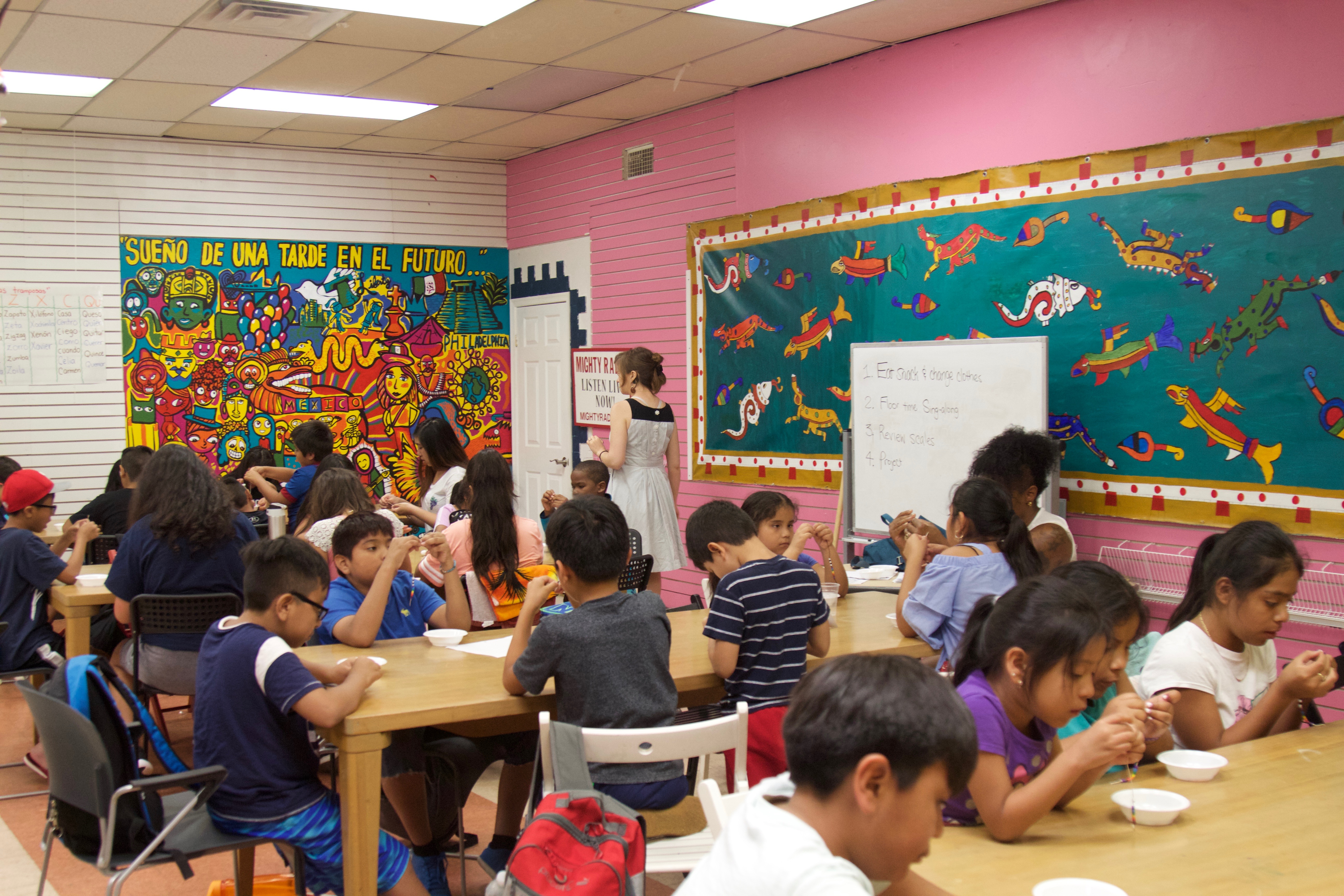 Participants in the summer program at the Mighty Writers El Futuro site make song bracelets on July 19, 2018. Photo: Emily Neil / AL DÍA News
