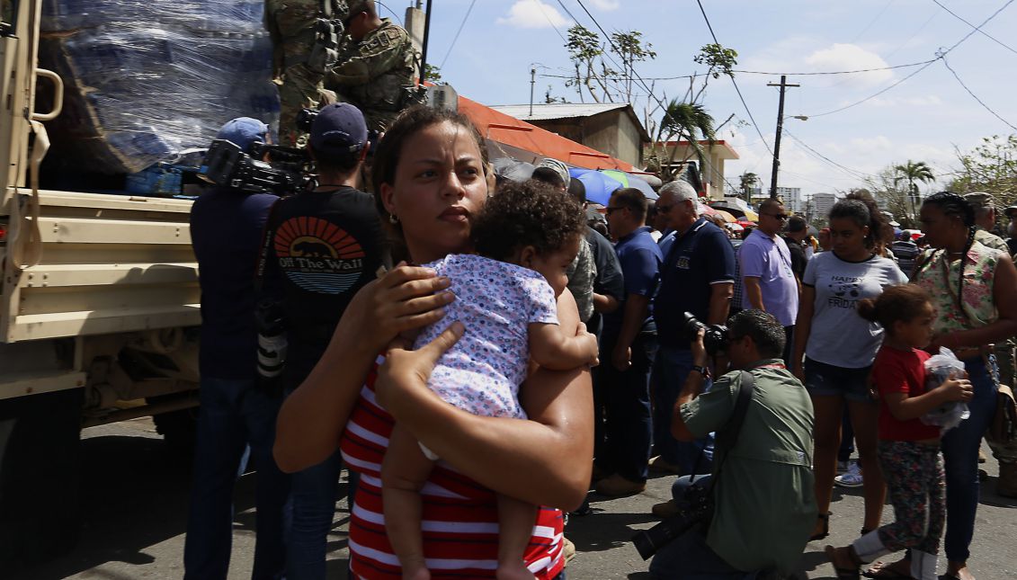 Las autoridades reparten alimentos entre la población de San Juan, Puerto Rico,donde el huracán Maria ha dejado a miles de personas incomunicadas y sin acceso a electricidad ni agua corriente. EFE/Thais Llorca