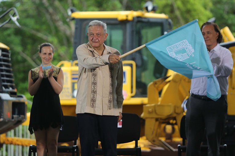 AMLO during the approval of the Mayan Train proposal. Photo: Alonso Cupul/EFE
