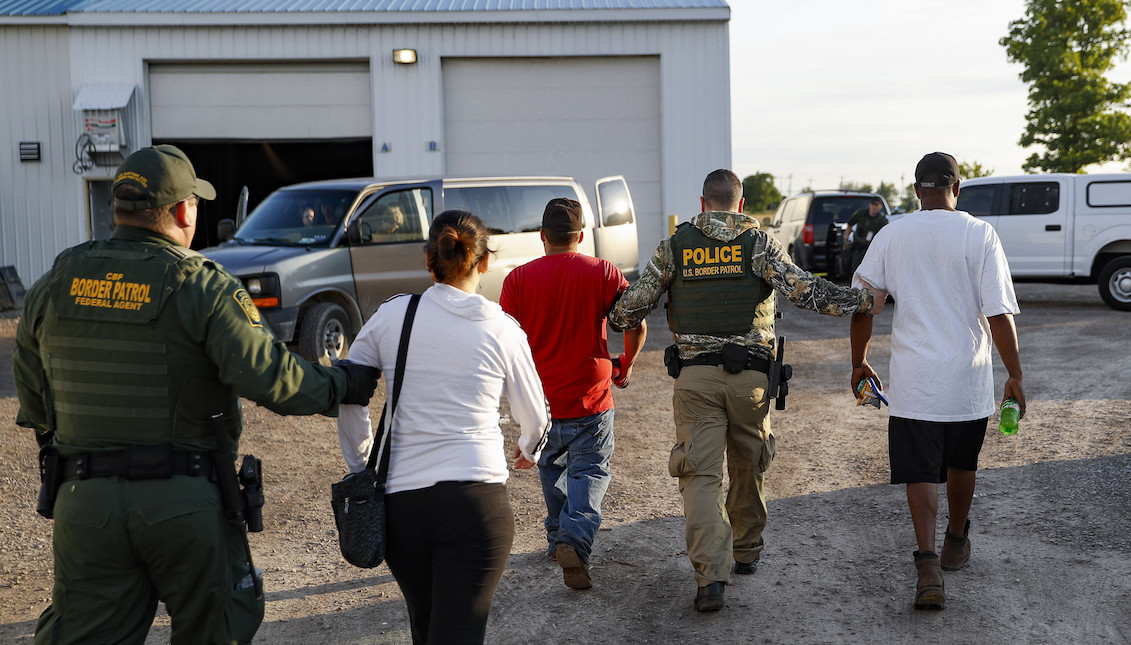 Inmigrantes son detenidos por la Patrulla Fronteriza en Ohio. Fuente: Chicago Tribune.