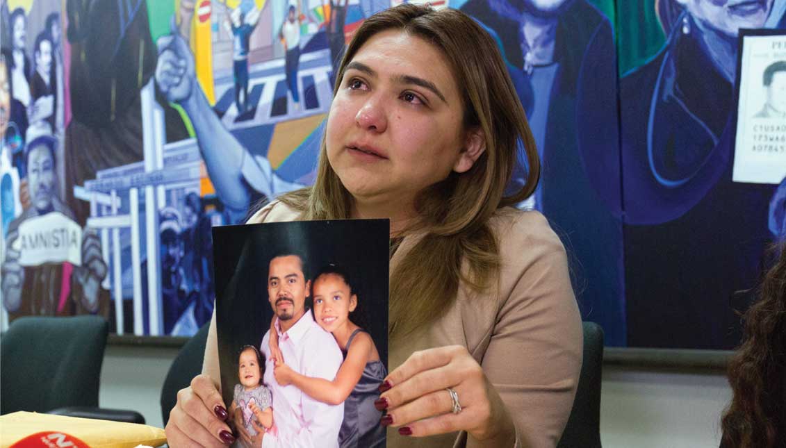 Ana Castillo muestra una foto de su esposo Marlon Castillo junto a dos de sus hijas, durante una conferencia de prensa en Los Ángeles, California. Marlon Castillo, de 46 años, es uno de los últimos indocumentados arrestados mientras hacía trámites para legalizar su estatus migratorio. EFE