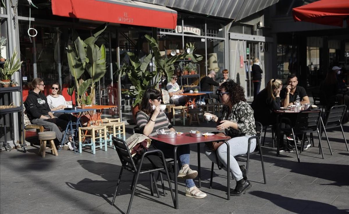 Clientes en una terraza de la Barceloneta. Foto de Ferran Nadeu.