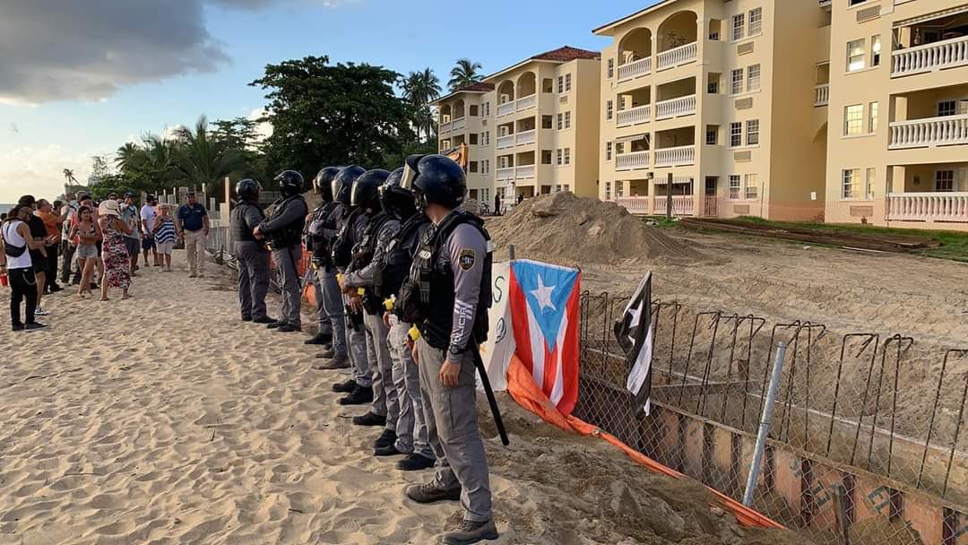 The beach is public, making the construction of a swimming pool illegal. Photo: Robinson Camacho Rodriguez.