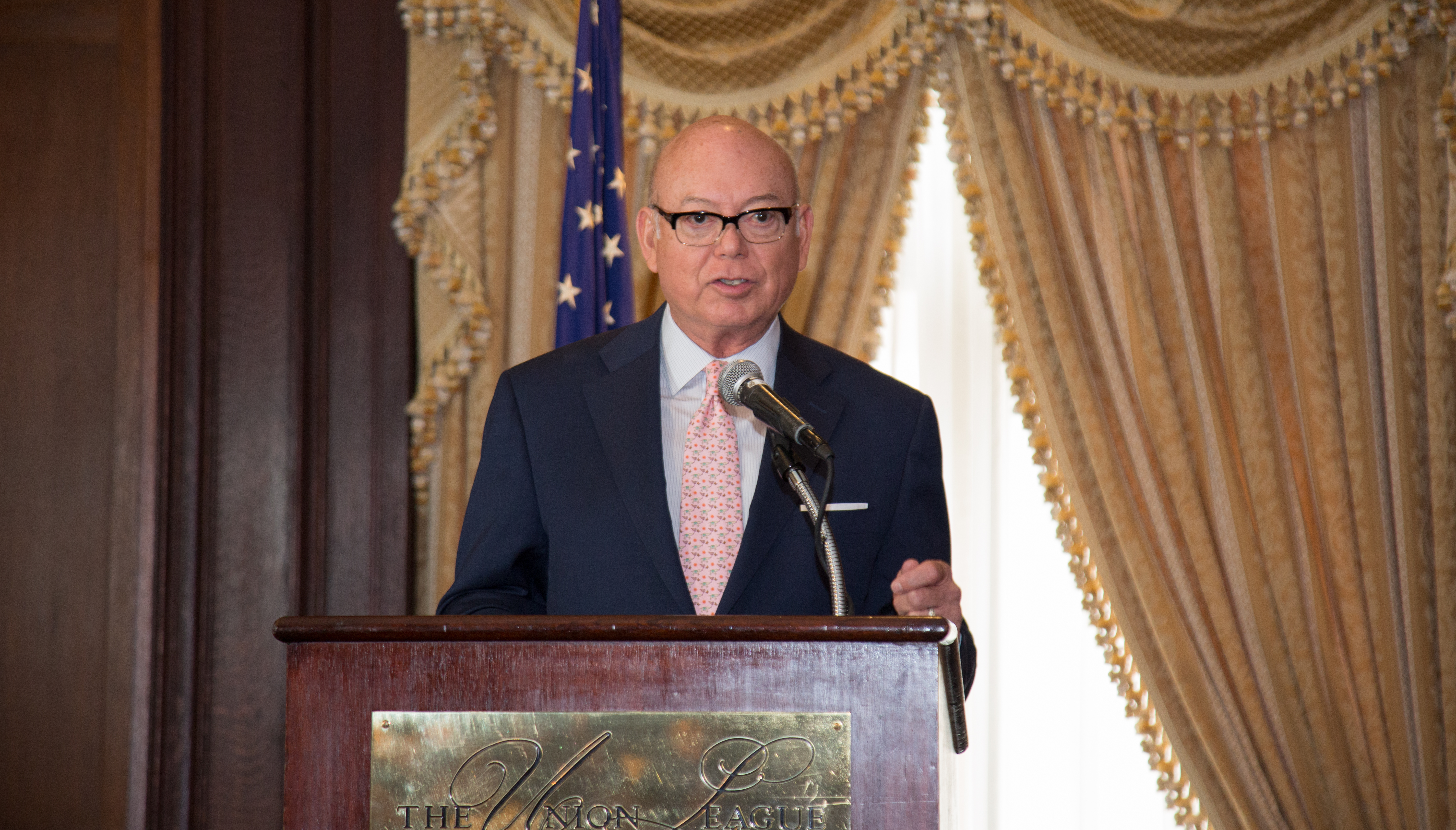 Rómulo Díaz, Vice President and General Counsel for PECO, speaks at AL DÍA's Hispanic Heritage Luncheon.