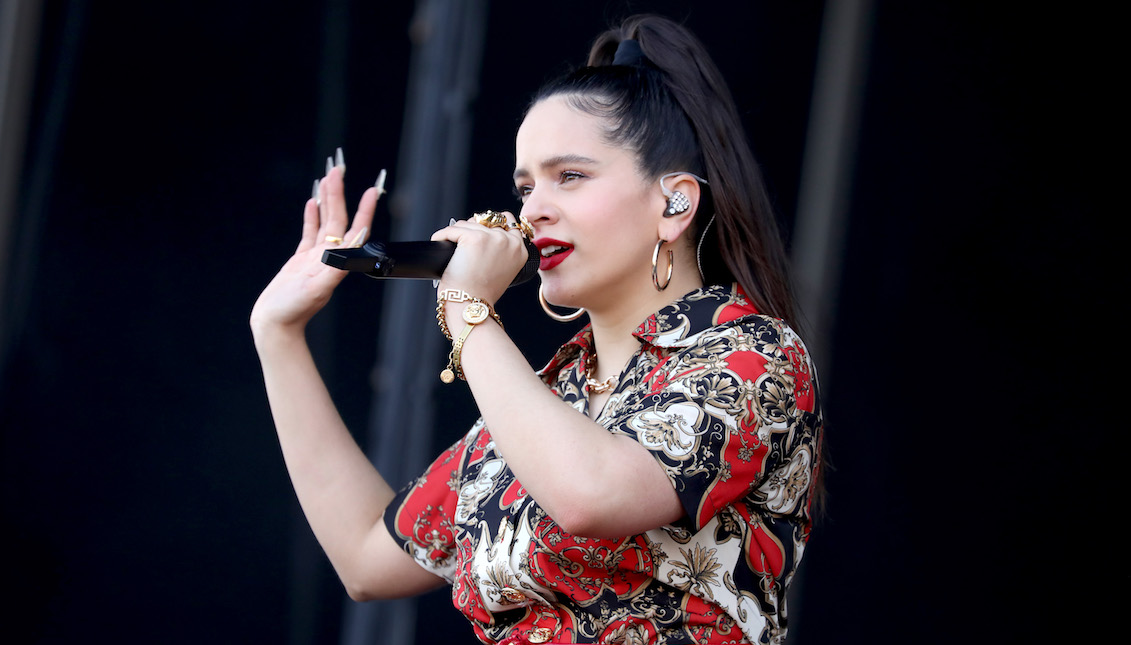 VIRGINIA BEACH, VIRGINIA - 27 DE ABRIL: Rosalia actúa en el escenario en SOMETHING IN THE WATER - Día 2 el 27 de abril de 2019 en Virginia Beach City. (Foto de Brian Ach/Getty Images para Something in the Water)