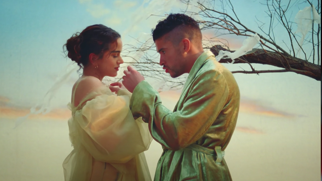 Bad Bunny and Rosalía in their video "La noche de anoche". Frame from YouTube