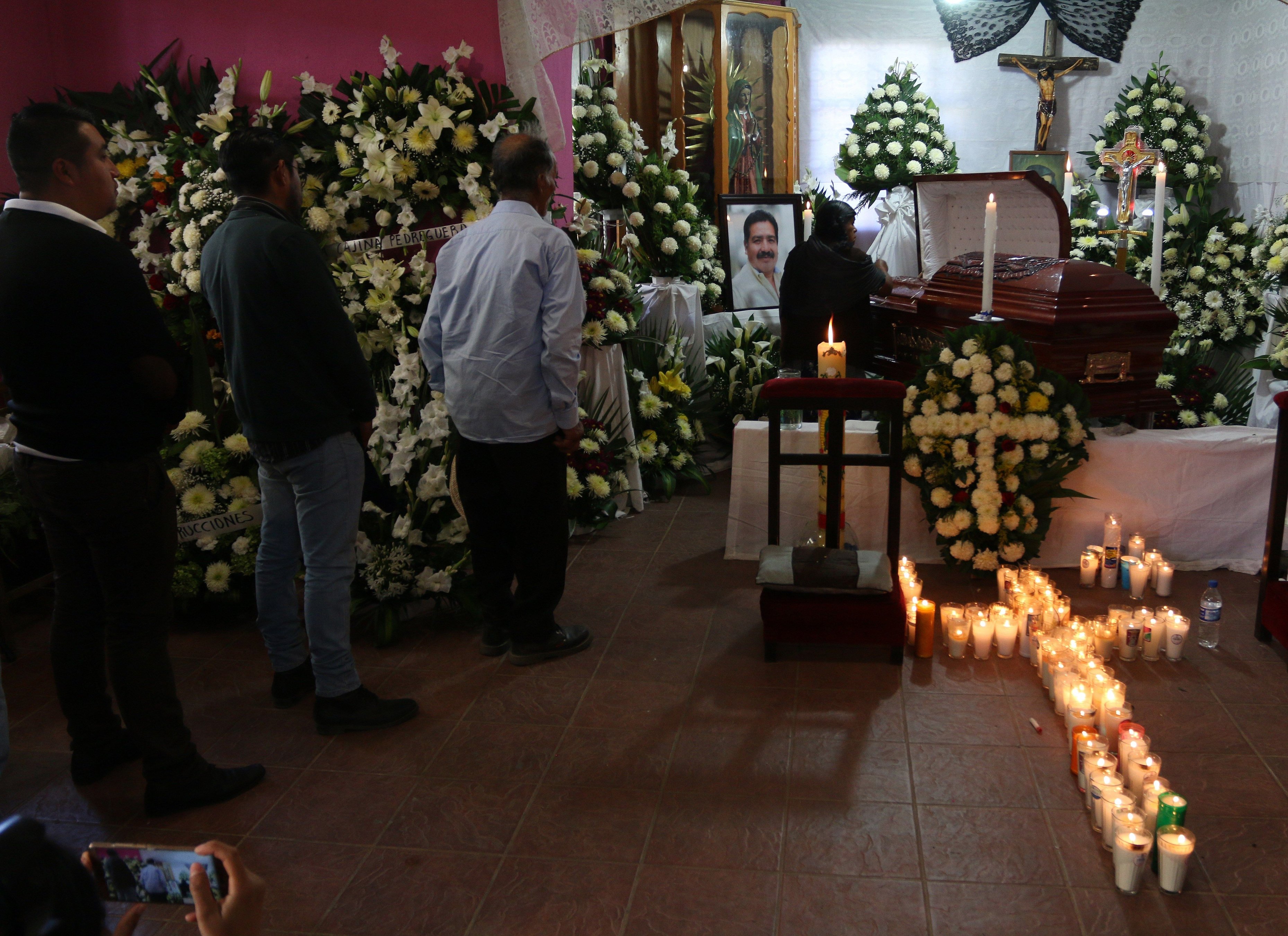  Mexico City, Jan 2 (efe-epa).- Relatives, friends and public officials gathered Wednesday in the southern Mexican town of Tlaxiaco for the wake of Mayor Alejandro Aparicio, who was murdered on New Years Day. EFE
