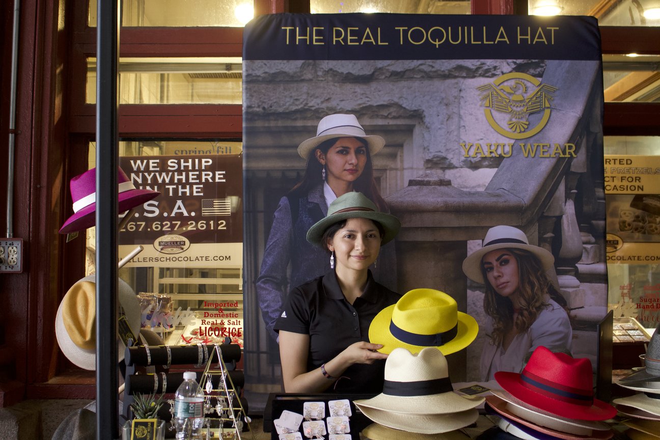 Silvia Roldán, founder of Yaku Wear, vendors Panama hats and jewelry outside of Reading Terminal Market. Photo: Jensen Toussaint/AL DÍA News