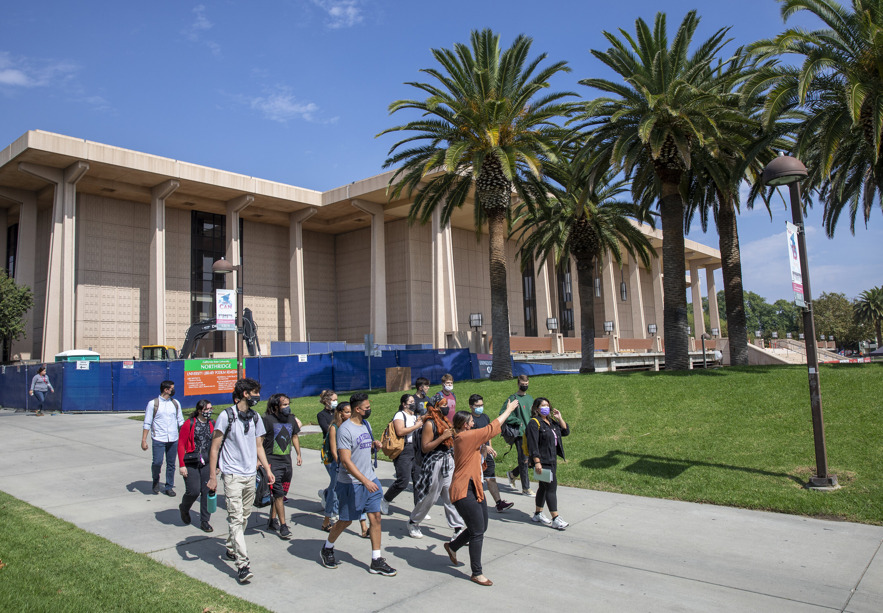  Michelle Street, foreground, right, an instructor for transfer success seminar, gives a tour of the campus to transfer students in their first semester at Cal State University, Northridge. Photo: Mel Melcon / Los Angeles Times via Getty Images