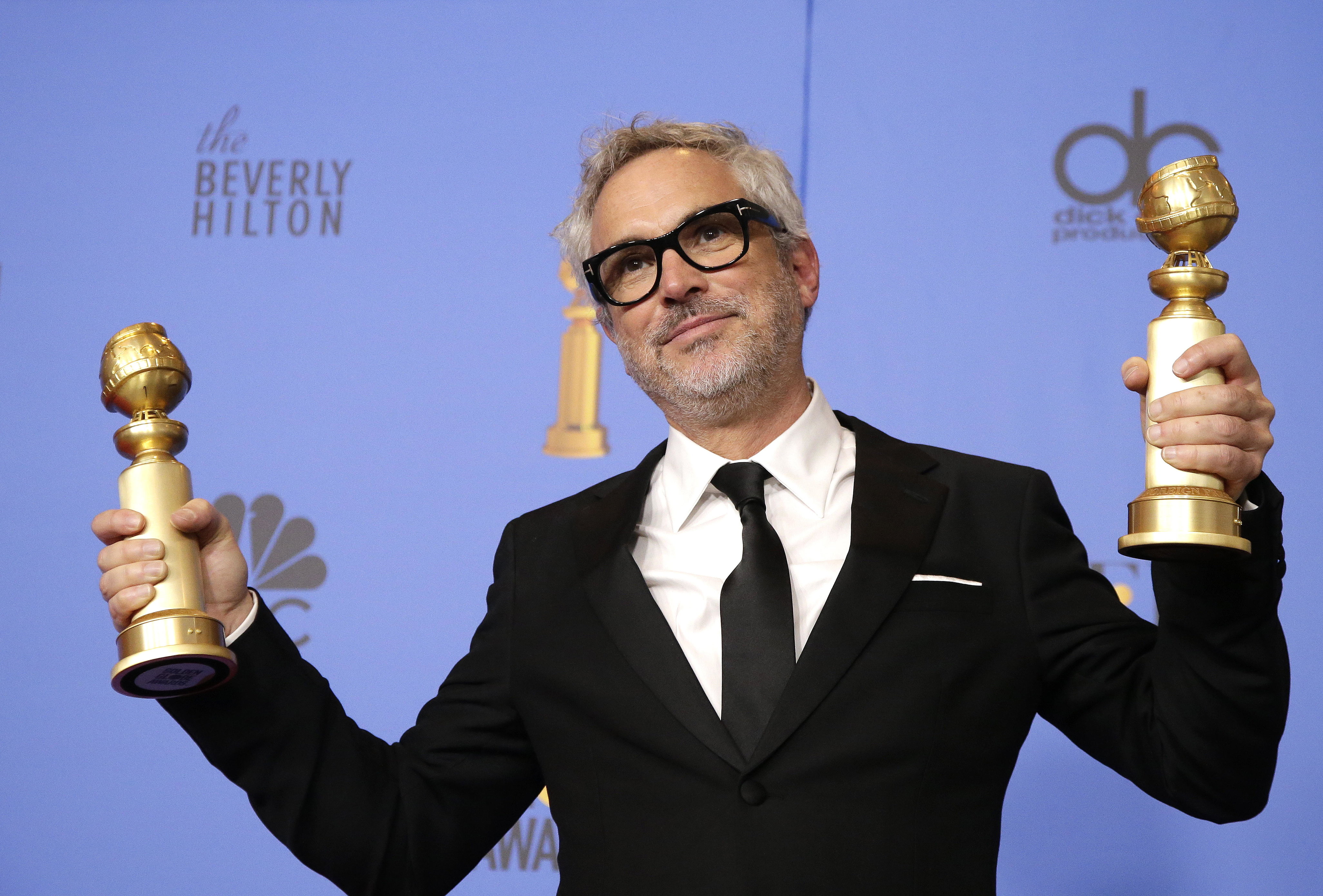 Alfonso Cuarón sostiene los premios al Mejor Director - Película y Mejor Película - Idioma extranjero para 'Roma' en la sala de prensa durante la 76va ceremonia anual de los Premios Golden Globe en el Beverly Hilton Hotel, en Beverly Hills, California, el 6 de enero 2019. EFE