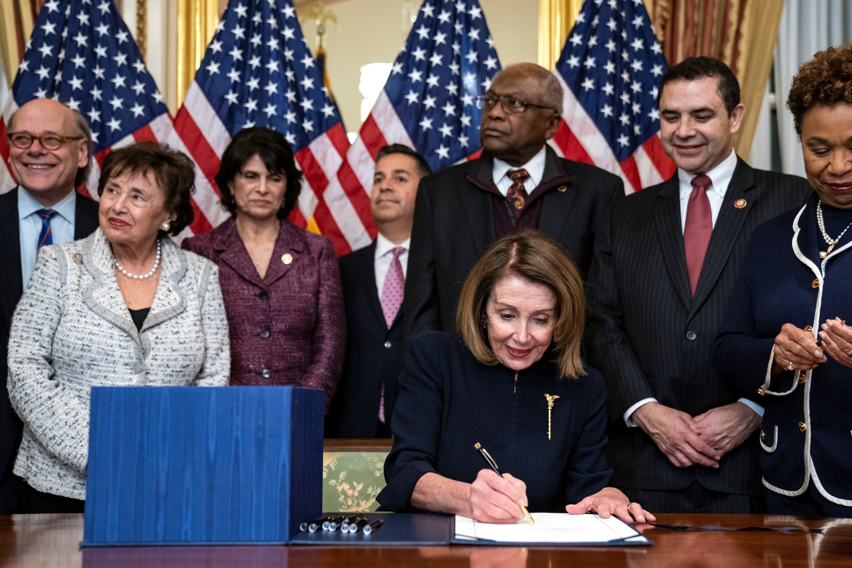 Speaker of the House Nancy Pelosi (c) signs into law the bipartisan budget deal that was reached on Thursday to avoid another government shutdown at the Capitol in Washington, D.C. on Feb. 14. EFE
