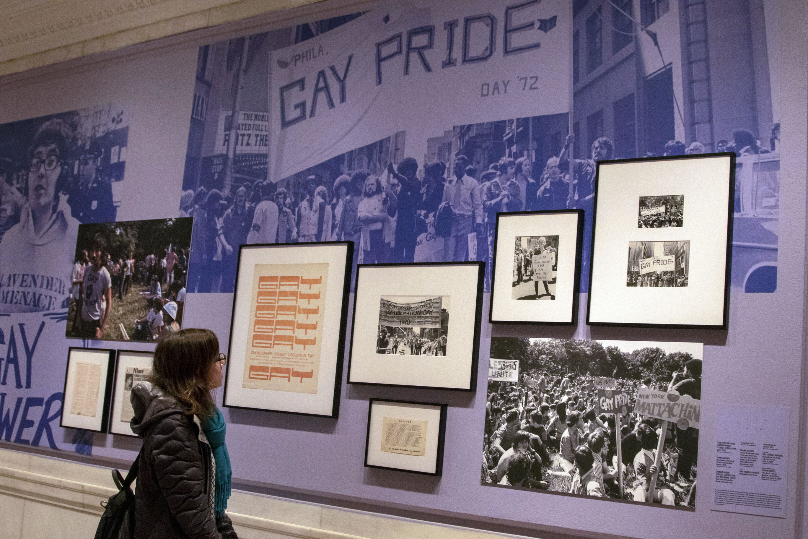 New York (NY, EEUU), 15/02/2019.- A person observes photos from the "Love & Resistance: Stonewall 50" exhibition, which celebrates the 50th anniversary of protests at Stonewall, the iconic bar where the LGBTQ movement was first sparked. EFE
