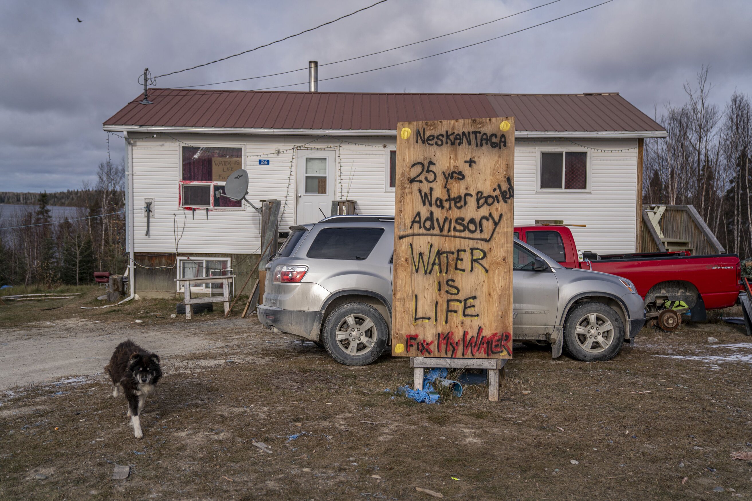 Sign on the Neskantaga reserve calling for clean water. Photo credit: David Jackson/The Globe and Mail