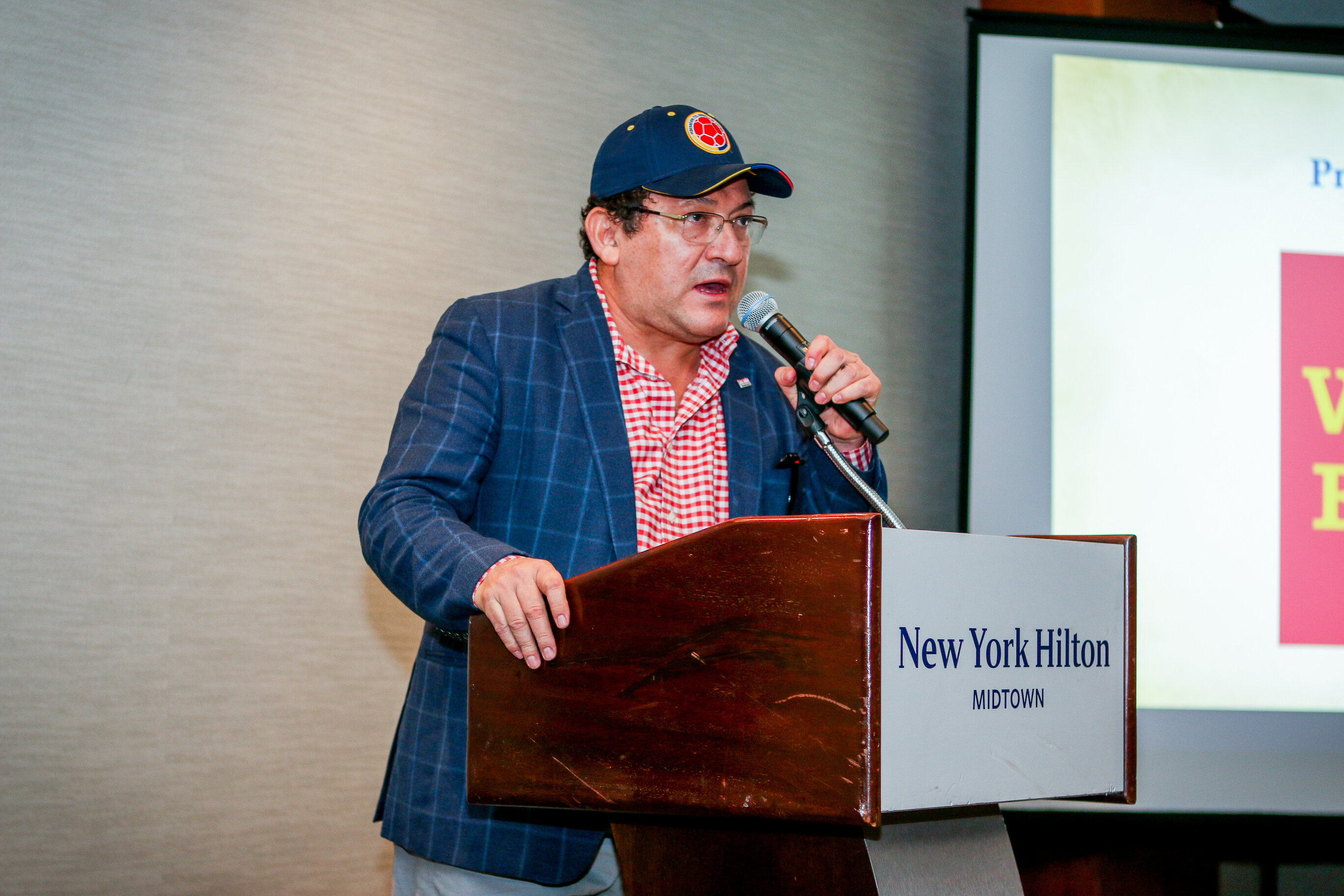 Hernán Guaracao, Acting Executive Director & Chairman of the AL DÍA Foundation, provides remarks at the PA Society event. Photo: AL DÍA Archives. 