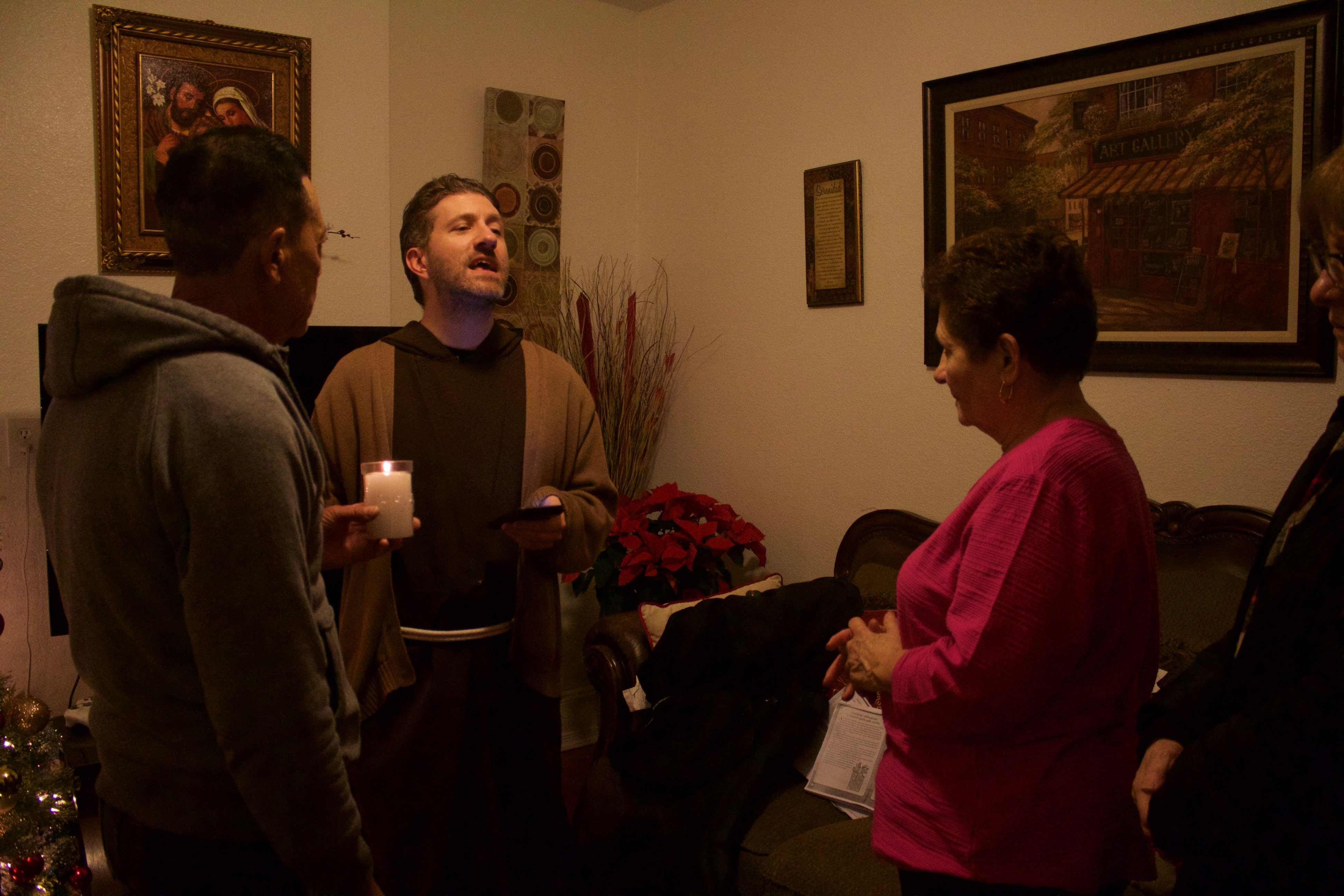 Brother Andrew McCarty leads celebrants in a closing prayer at a posada on Dec. 19. Photo: Emily Neil / AL DÍA News