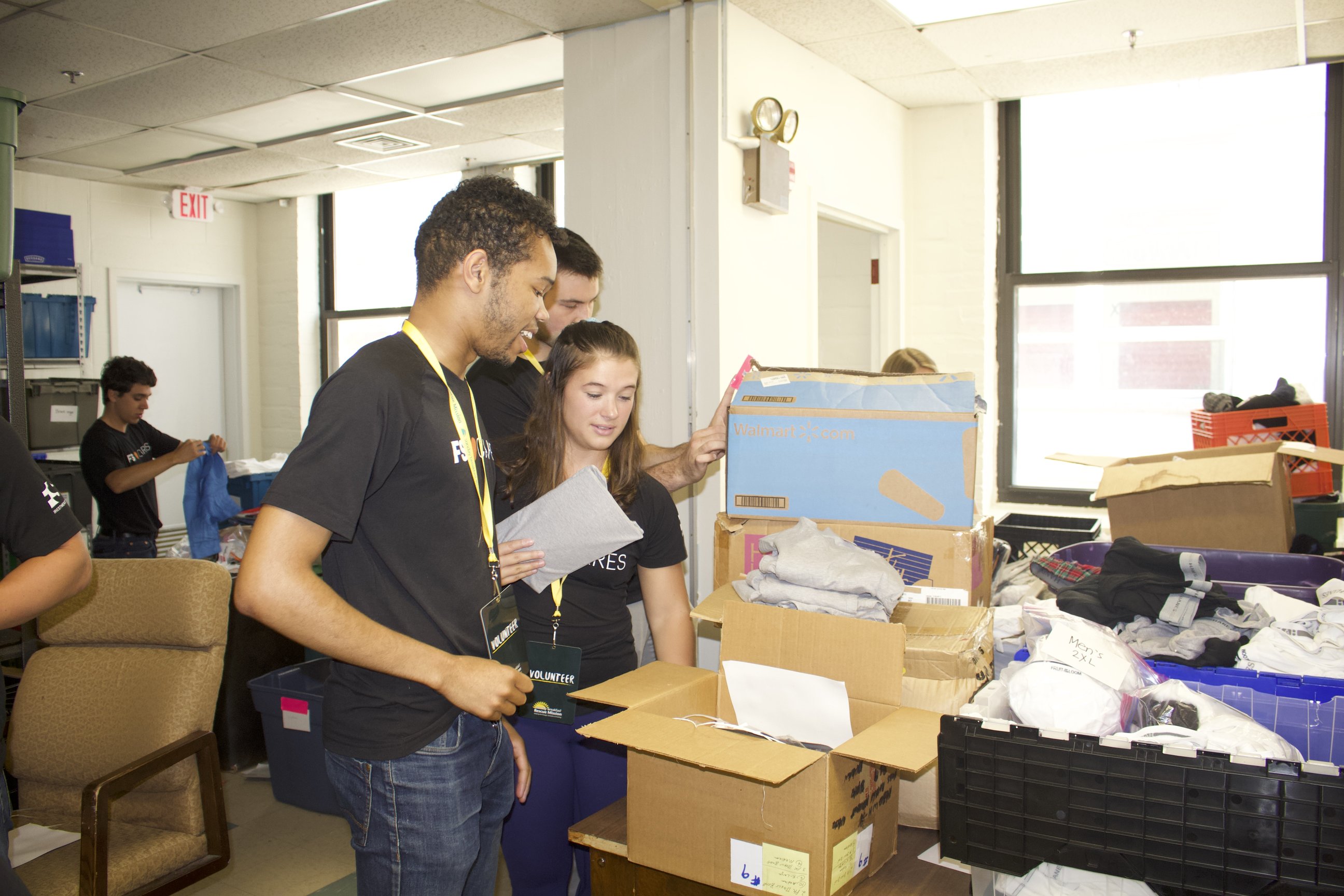 Drexel University co-ops and interns volunteer at Sunday Morning Rescue Mission on July 30. Photo: Jensen Toussaint/AL DÍA News