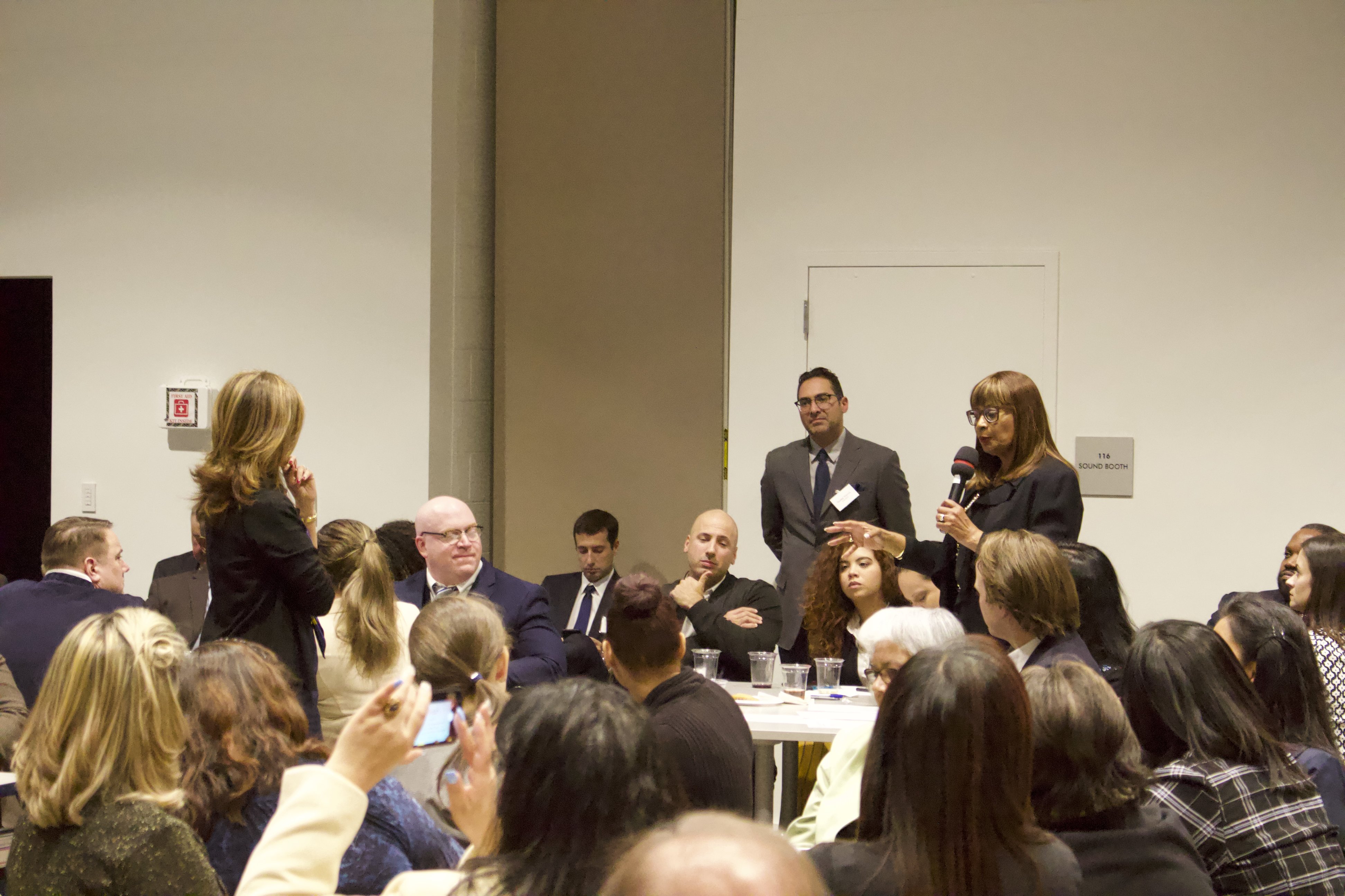 Colette deChalus Lee providing suggestions for the Greater Philadelphia Hispanic Chamber of Commerce during their Annual Meeting. Photo: Jensen Toussaint/AL DÍA News