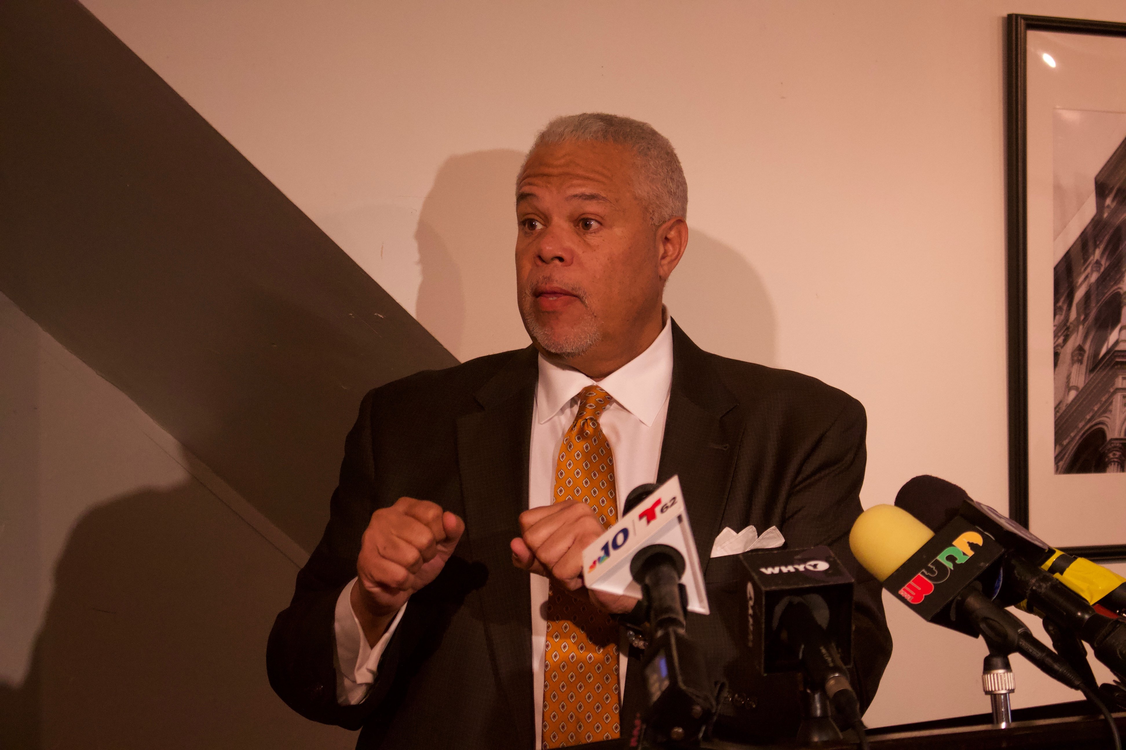 State Senator Anthony Williams officially launched his mayoral campaign at Urban Art Gallery in West Philadelphia on March 18. Photo: Emily Neil / AL DÍA News 