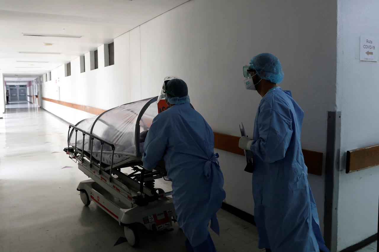 A patient with COVID-19 is carried in a stretcher inside Juarez Hospital, as the coronavirus disease (COVID-19) continues, in Mexico City, Mexico April 29, 2020. Photo: Carlos Jasso/Reuters.