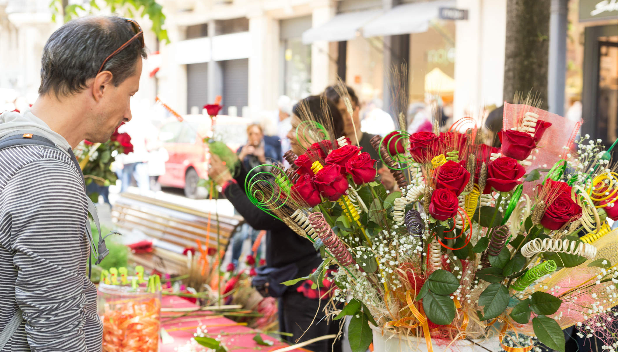 En Barcelona las calles se llenan hoy de puestos de rosas. Foto: Getty
