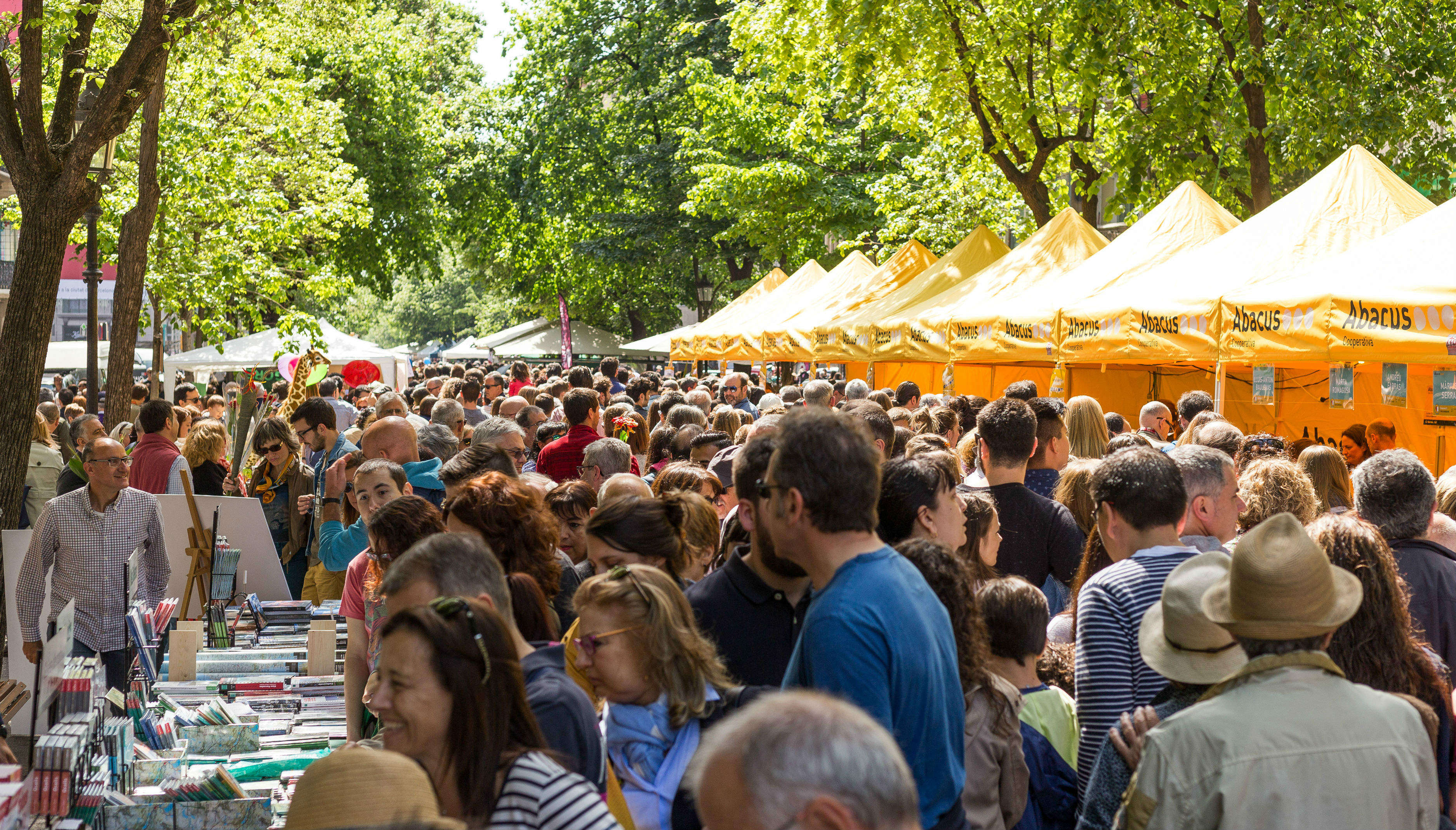 Durante este día las calles de Barcelona se llenan de rosas y libros. Foto: Getty
