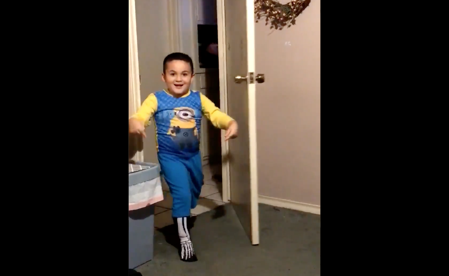 The famous ¡Mira! kid showing off his skeleton socks. Screenshot: Twitter.
