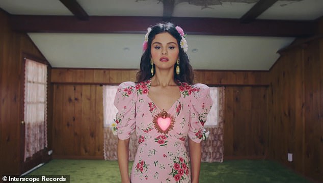 Selena Gomez. Frame from the video 'De una vez