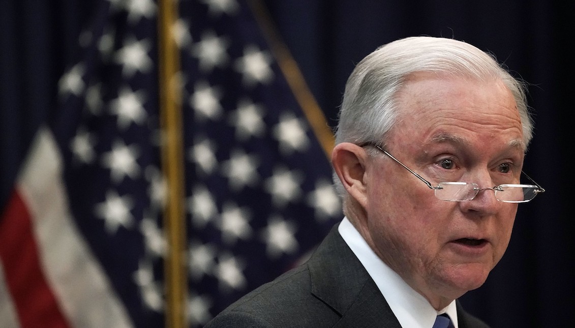 El Fiscal General de los Estados Unidos Jeff Sessions hace comentarios a los jueces de inmigración entrantes para la Oficina Ejecutiva de Revisión de Inmigración (EOIR) el 10 de septiembre de 2018 en Falls Church, Virginia. Alex Wong / Getty Images