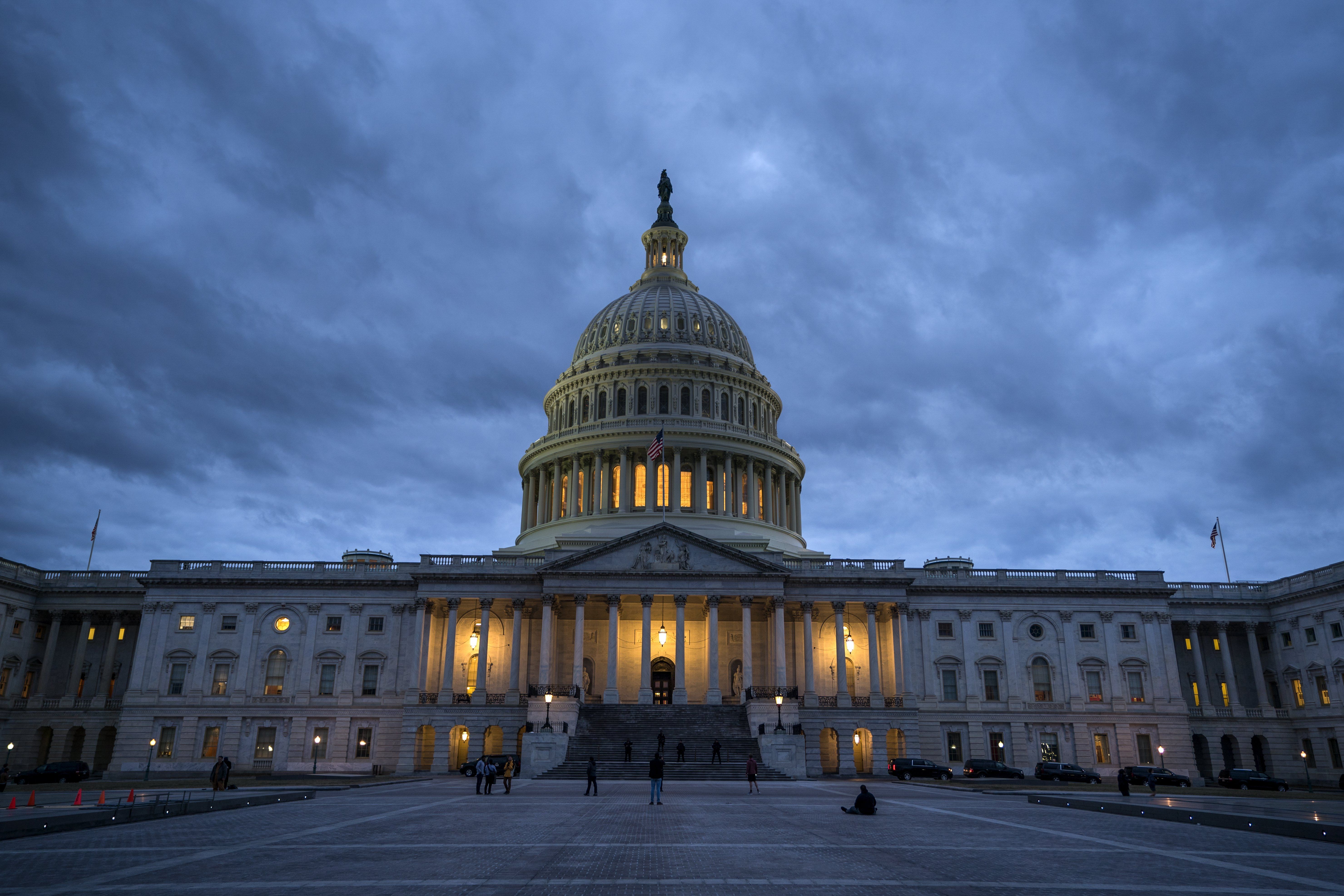 Dusk in the US Capitol while lawmakers are working to end the government's shutdown in Washington on January 21, 2018. The closure began at midnight on January 20; The Senate voted for a temporary reopening on Monday, January 22. EFE / EPA / JIM LO SCALZO