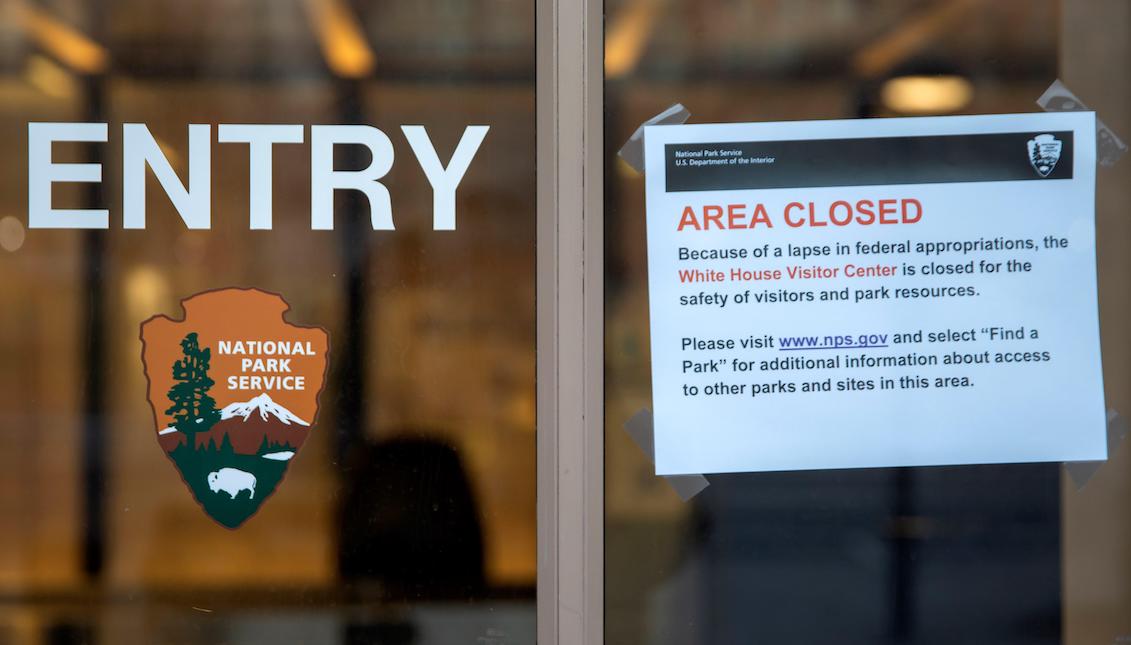 A sign announces the closure of the White House's visiting center in Washington DC (United States) on December 27, 2018. EFE / Erik S. Lesser