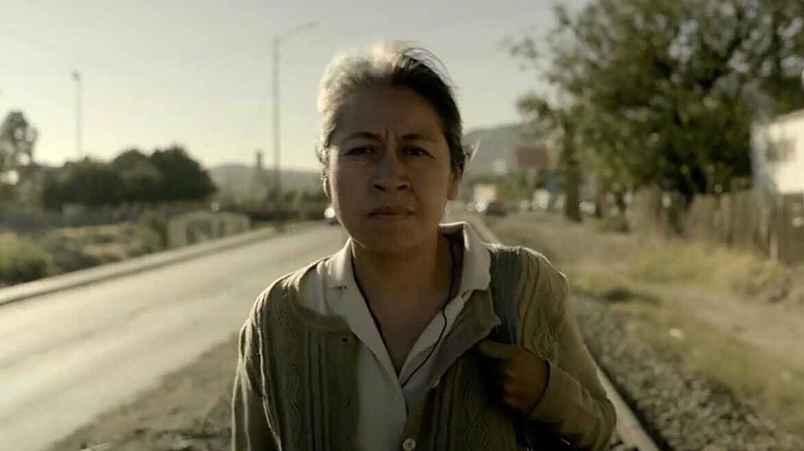 Caption: La actriz Mercedes Hernández encarna a Magdalena, la madre de un joven desaparecido mientras trataba de cruzar a Estados Unidos. Photo: WANDA / LVG.