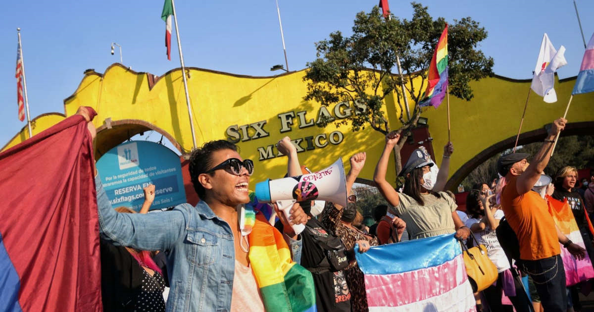 "Kissathon" against homophobia in front of Six Flags Mexico. Photo by Andrea Murcia. 